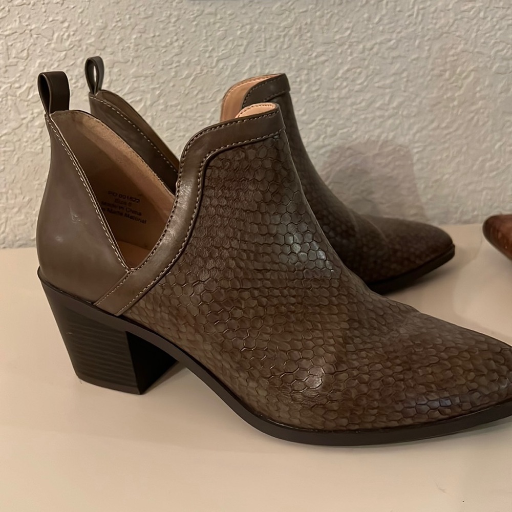 NWOB Journee bootie boots. Womens, size 8. Taupe color